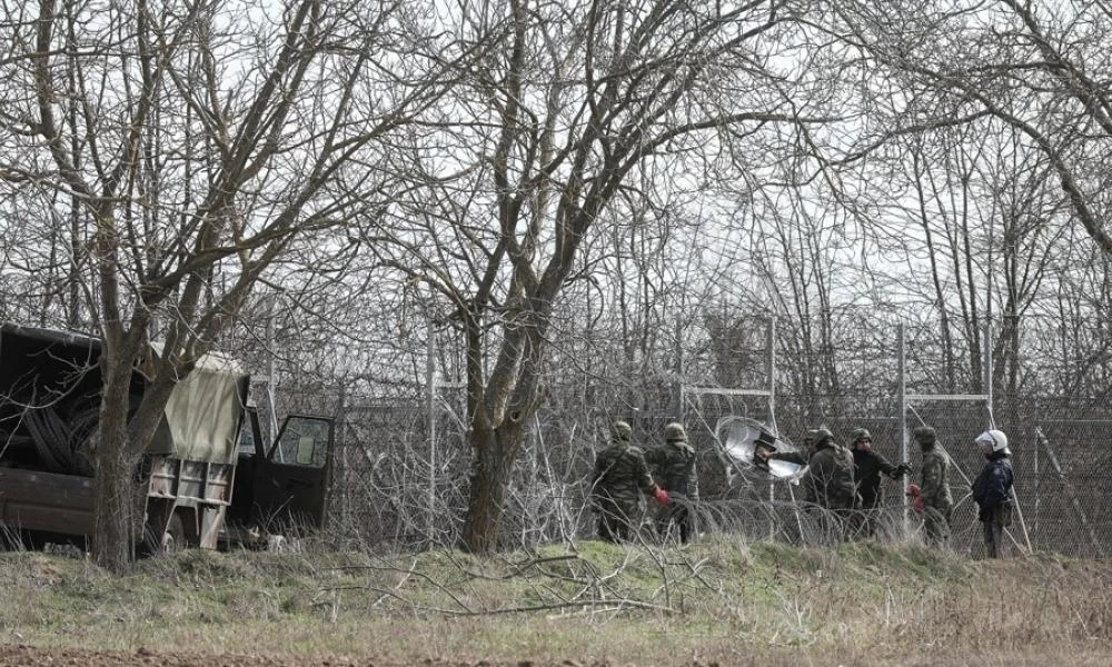 Προετοιμάζεται η Ελλάδα για το ενδεχόμενο νέου προσφυγικού κύματος από Τουρκία - Σε επιφυλακή οι ΕΔ στον Έβρο